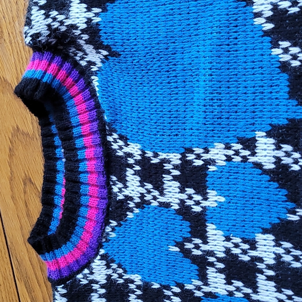 Sweater with heart design. Girls L. NWOT - Picture 4 of 5